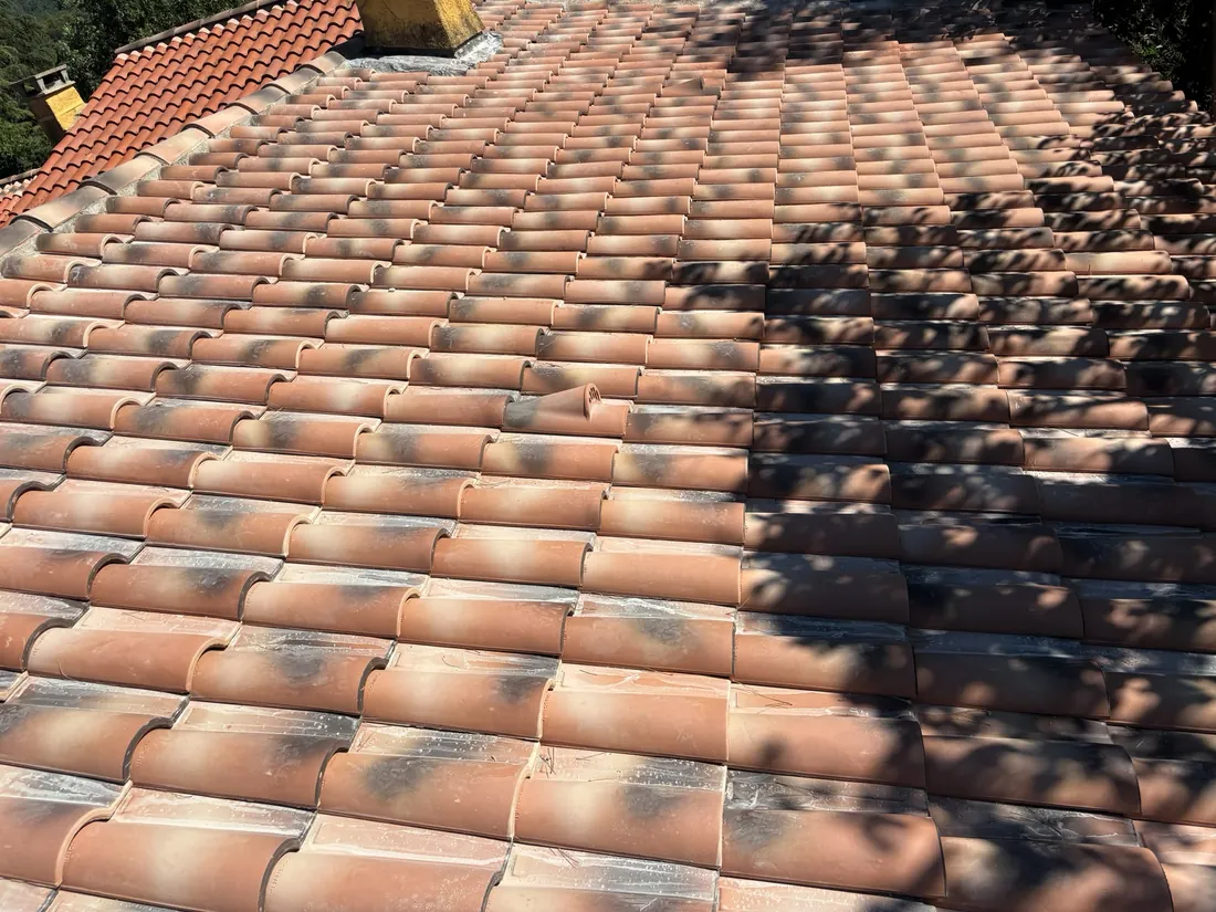 Toiture entièrement refaite avec des tuiles neuves par Baucols Couverture