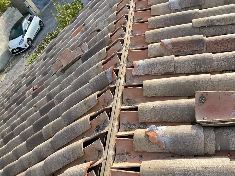 Faîtage ancien descellé et tuiles cassées avant reprise par un couvreur