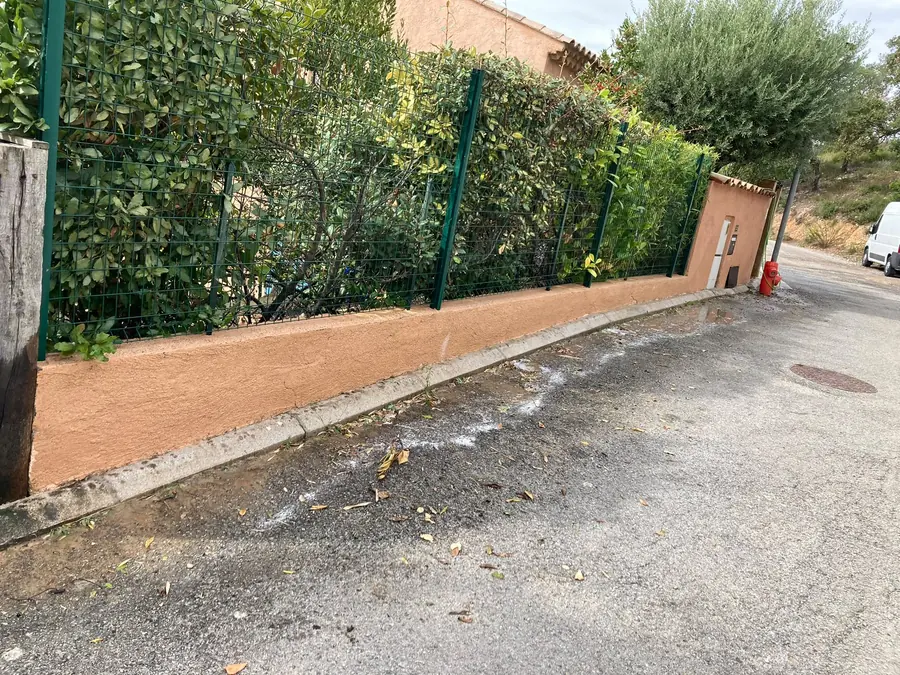 Mur de clôture en crépi nettoyé, la teinte d'origine est revenue