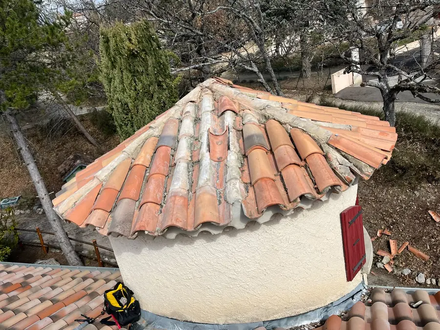 Reprise de la couverture d'une tourelle en tuiles par un couvreur Baucols Couverture